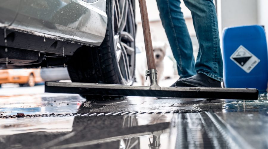 Clean the floor at the car wash with the help of a water spatula.